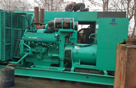 江夏发电机组如何判断水冷式机油散热器内部是否需要清洗？